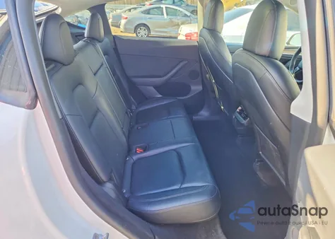 2022 Tesla Model Y z USA, uszkodzony, nr VIN 7SAYGDEF0NF544612